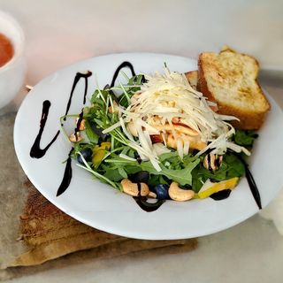 Sałatka z sosem orzechowym