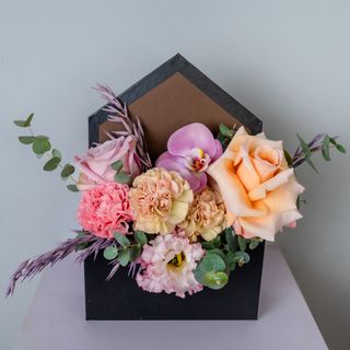 aranjament bucuria florilor in plic negru