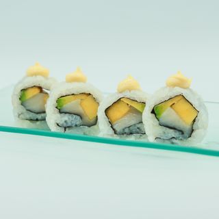 Uramaki Pez Mantequilla con Aguacate y Mango