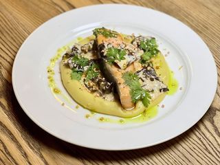 Лосось з соусом Том Ям та грибами Муєр (430г)