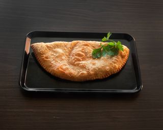 Pizza Frita de Carne Com Queijo, 3 Esfihas, Refrigerante e Sobremesa