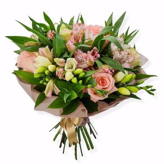 Buchet cu flori roz si albe