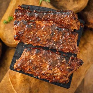 Coaste cu cartofi si sos