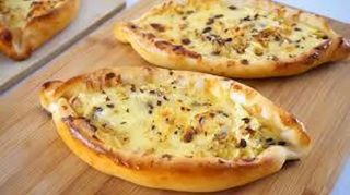 Pide con 2 tipi di formaggi