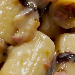 Mezze maniche con speck e radicchio