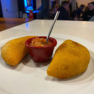 Empanada Colombiana Rellena de Carne (1 Unidad)