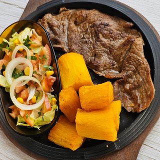 Ternera plancha con yuca frita