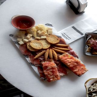 Embutidos ibéricos y quesos variados 