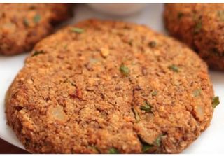 Hamburger vegetariano artigianale con insalata e rucola 