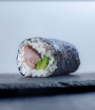 Maki Classic de Pollo Marinado y Aguacate (1 Ud.)