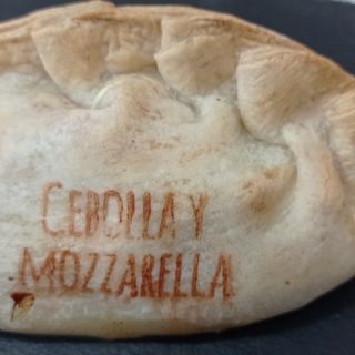 Empanada De Mozzarella Con Cebolla Caramelizada