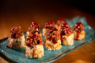 Uramaki de tartar de atún y aguacate picante (8 Uds.)