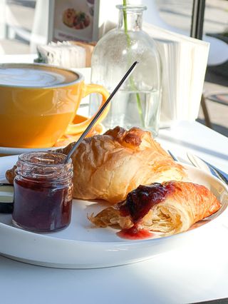 Кроасан с домашен конфитюр (120 гр)