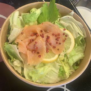 Insalata di salmone con yogurt bianco,  pepe rosa