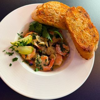 Krewetki z masłem czosnkowym  podawane z grzankami 