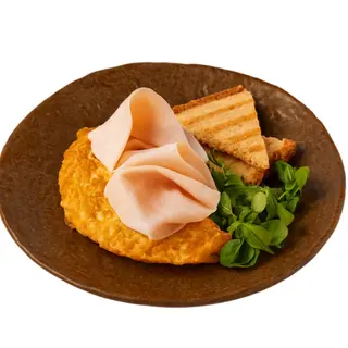 Omelette de 2 huevos revueltos relleno de queso  y pavo