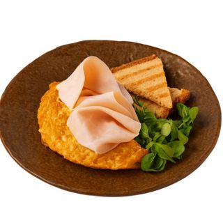 Omelette de 3 huevos revueltos relleno de mozzarella y pavo