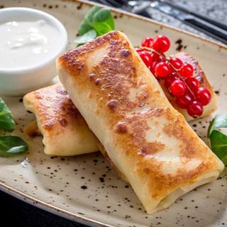 Млинці з творогом, сметаною та  ягідним джемом 2 шт. (150г)