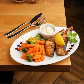 File de somon la grătar în ierburi