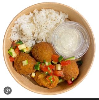 Plato Combinado De Arroz Con Falafel