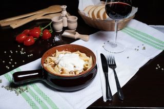 Macaroane cu brânză de burduf și jumări