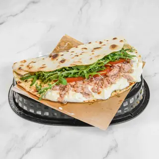 Piada tartare di tonno , insalata e salsa yogurt