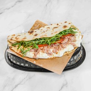 Piada tartare di tonno , insalata e salsa yogurt