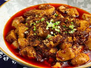 Toufu con Salsa Picante, Lleva Carne