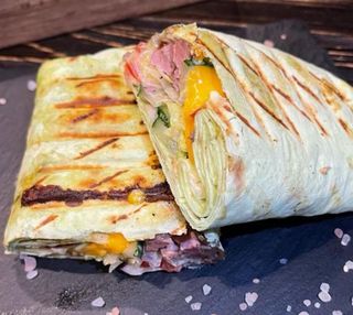 Шаурма з куркою сувід та із сиром чеддер