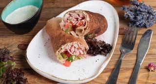 კრეპი ლორით, ყველით და რანჩის დრესინგით