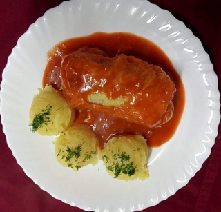 Gołąbki 2 szt  w sosie pomidorowym z ziemniakami