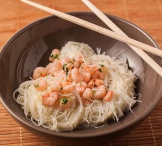 massa de arroz com camarão