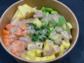 173.  Poké tropical 