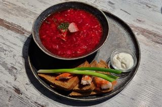 Борщ з грінками та салом (400г)