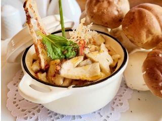 Білі карпатськи гриби в вершках, запечені під сиром