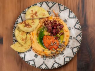 Фасоліца з рубаним печеним перцем, турте та підкопченими карначе з хрюші (250г)