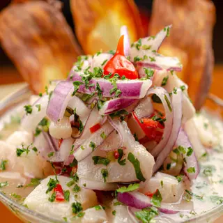 ceviche de pescado y porcion de arroz