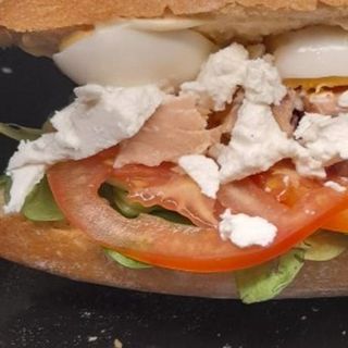 Bocadillo De Pan De Cristal Con Salmón Tomate Y Queso De Cabra
