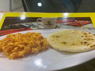 Arepa Con Huevos Pericos
