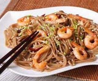 C83. Soba con gamberi e verdure