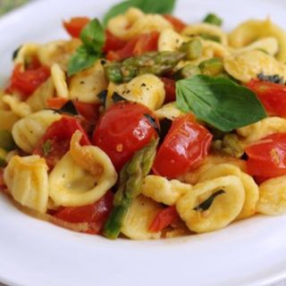 Orecchiette crema di asparagi e pachino