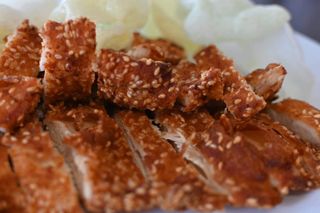 File oslića sa prezlom, susamom i čipsom od škampa