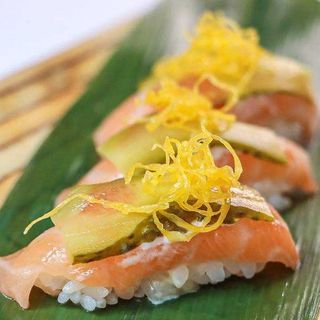 Nigiri de salmón toro con pepinillo (und)