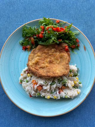 Șnițel din cotlet de porc și orez cu legume