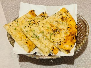 Garlic cheese naan