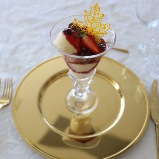 Sladoled sa prelivom šumskog voća