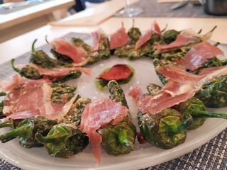Pimientos De Padrón Con Láminas De Ibérico