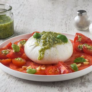 Tomate Del Perelló Con burrata y pesto verde