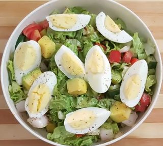 Salade d'avocat avec oeuf