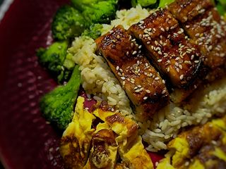 Соковитий вугор з броколі і омлетом (450g)